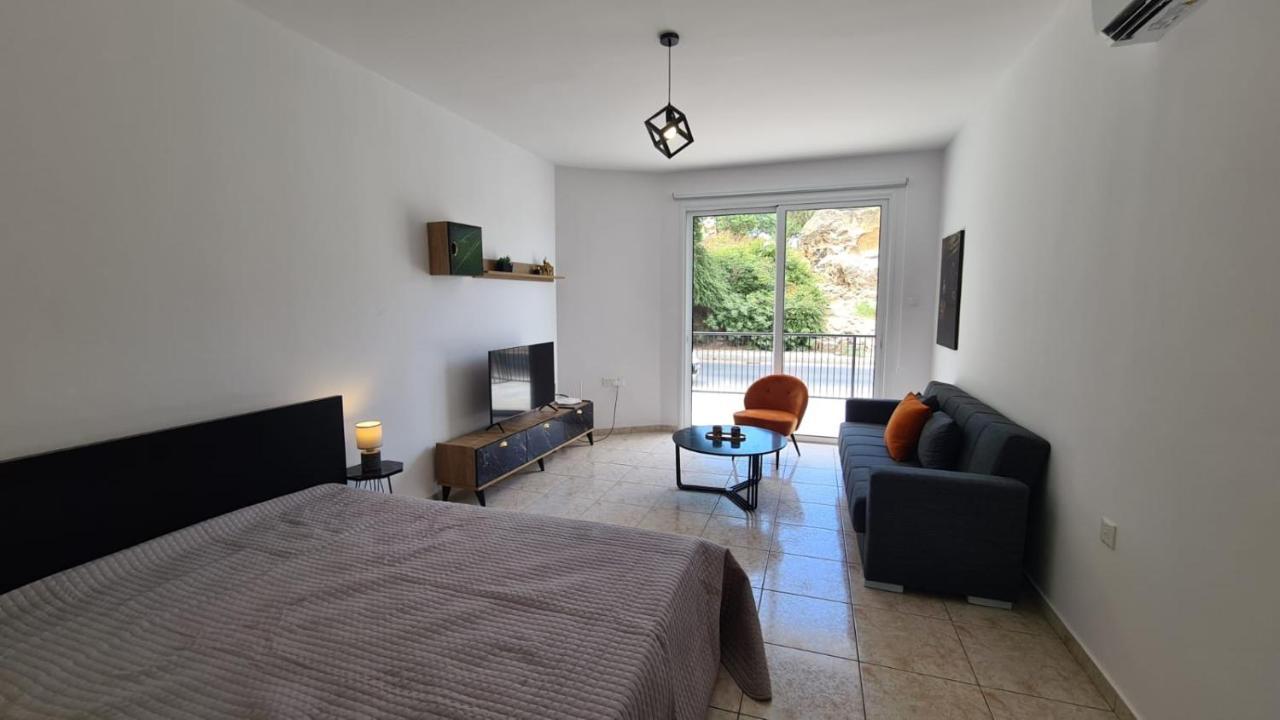 Laertis Apartments - By Imh Travel & Tours Paphos ภายนอก รูปภาพ